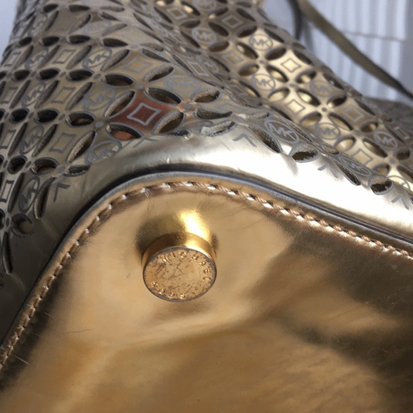 Michael Kors Flower Perforated Tote Gold - Picture 13 of 16